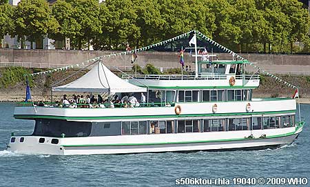Weihnachtsfeier-Rheinschifffahrt bei K�ln am Rhein mit: Rheinschiff s506ktou-rhla