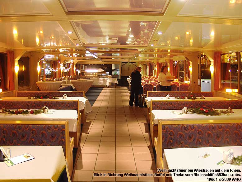Weihnachtsfeier bei Wiesbaden auf dem Rhein. Blick in Richtung Weihnachtsfeier-Buffet und Theke vom Rheinschiff s653luec-robs.