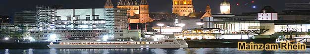 Weihnachtsfeier-Abendfahrt auf einem Rheinschiff bei Mainz am Rhein