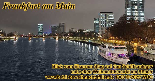 Weihnachtsfeier auf dem Mainschiff am Mainkai vor der Skyline von Frankfurt am Main.