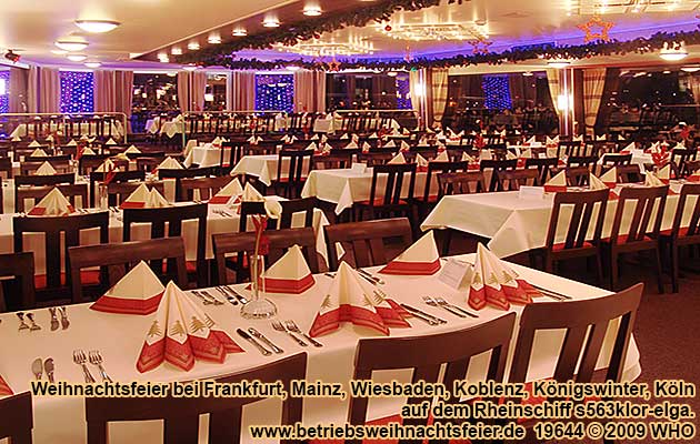 Salon des weihnachtlich geschmückten Eventschiffes mit 22 Tafeln und Sitzplätzen für bis zu 260 Personen.