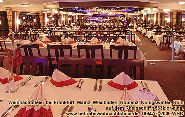 Betriebsweihnachtsfeier-Schiff: Blick in den Salon für 260 Personen mit der 12 m langen Bar-Theke im Hintergrund.