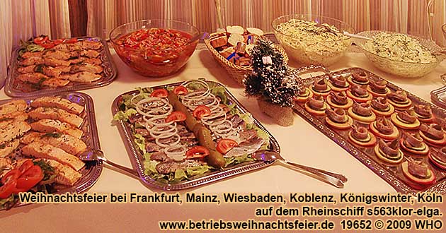 Ein Teil des Kalten Buffets im VIP-Raum achtern am Heck auf dem Weihnachtsfeierschiff