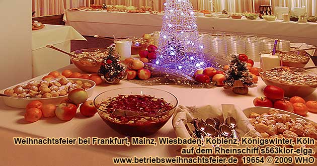 Ein Teil des Kalten Buffets im VIP-Raum achtern am Heck auf dem Weihnachtsfeierschiff