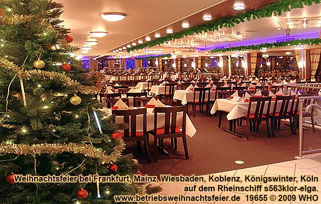 Weihnachtsfeier-Charterschiff: Weihnachtlich geschmückter Salon mit 260 Sitzplätzen an Tischen.