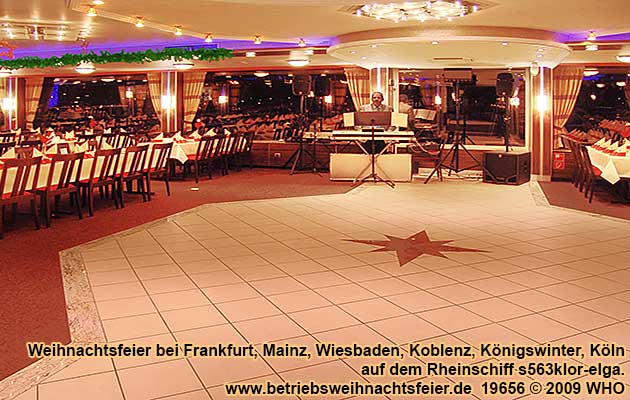 Große Tanzfläche mit Alleinunterhalter oder DJ im Eingangsbereich für Ihre Weihnachtsfeier-Bordparty auf dem Eventschiff.